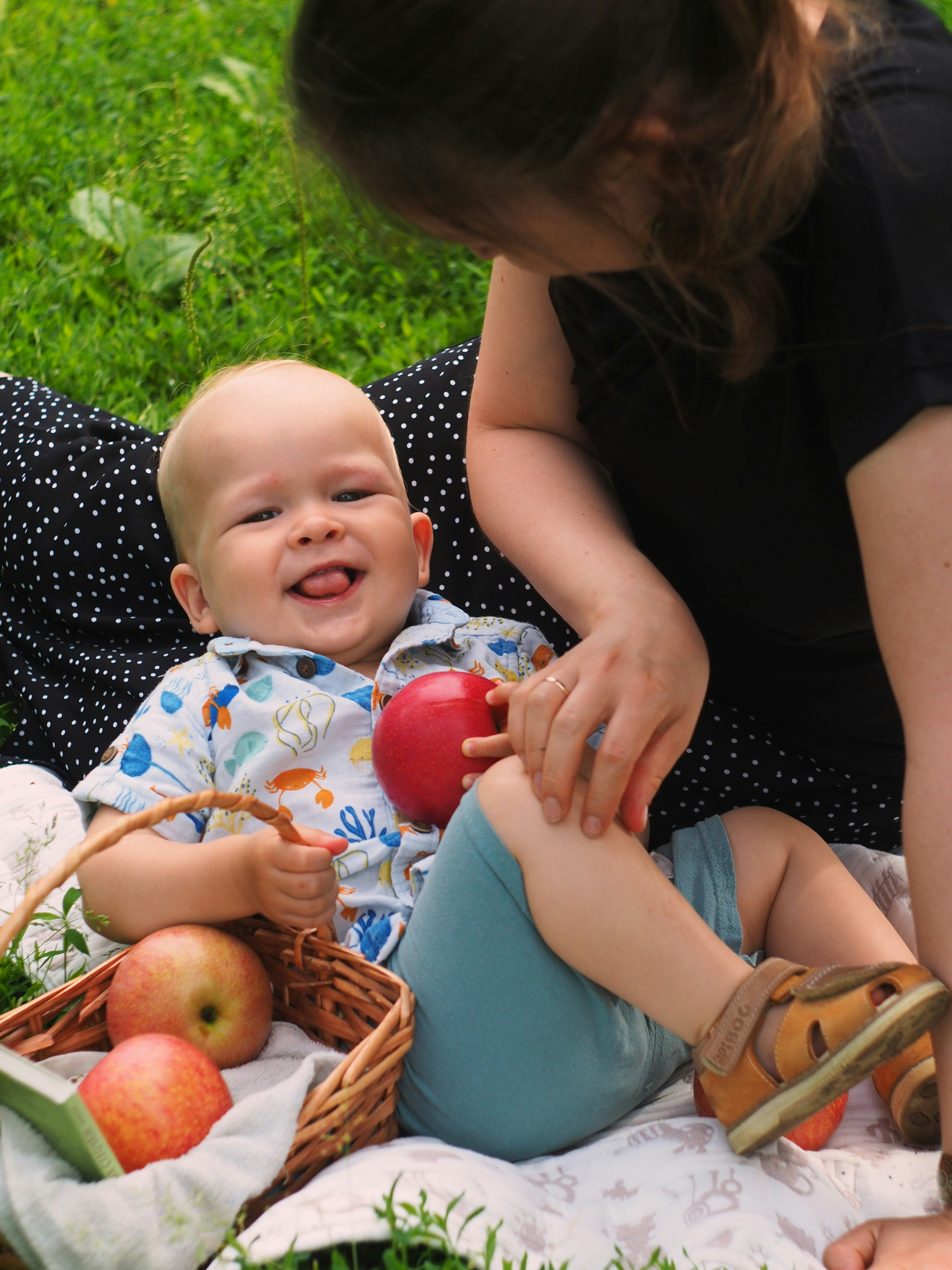 kid playing a picnic